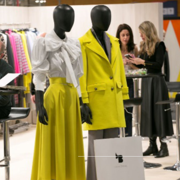 Chica con traje amarillo