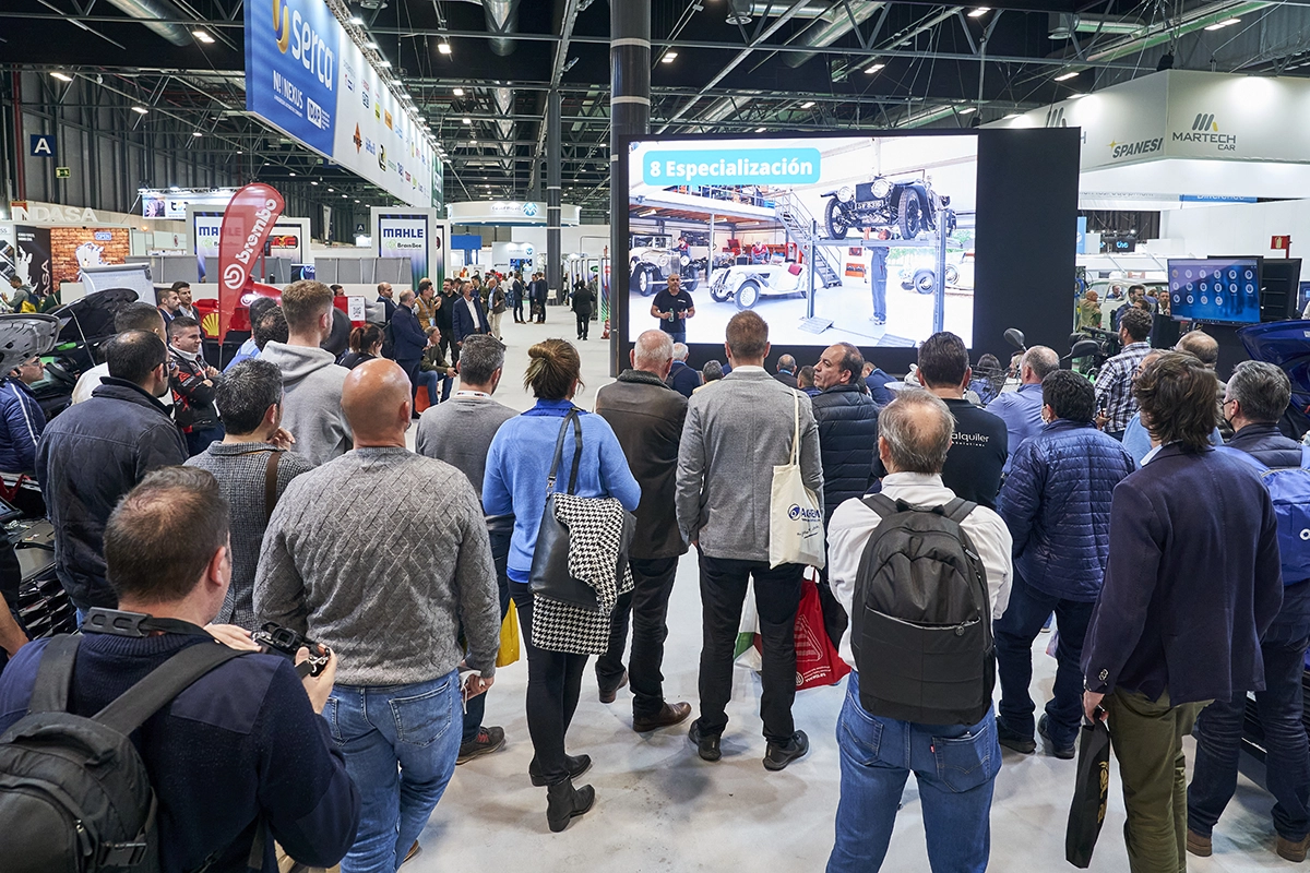 Personas viendo un stand en Motortec